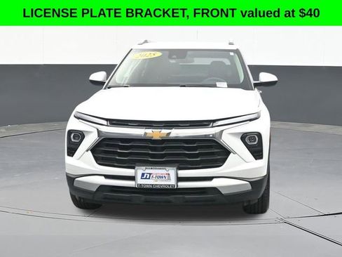 Used 2025 Chevrolet TrailBlazer LT AWD/4WD image 2
