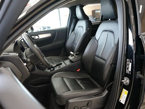 Used 2022 Volvo XC40 T5 Momentum image 2