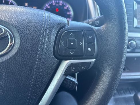 Used 2018 Toyota Highlander LE image 17