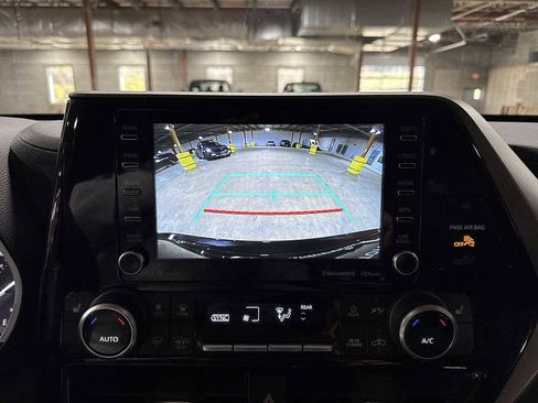 Certified 2022 Toyota Highlander XLE image 25