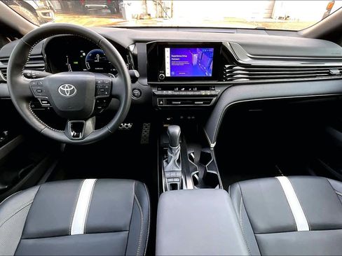 Used 2025 Toyota Camry SE image 16