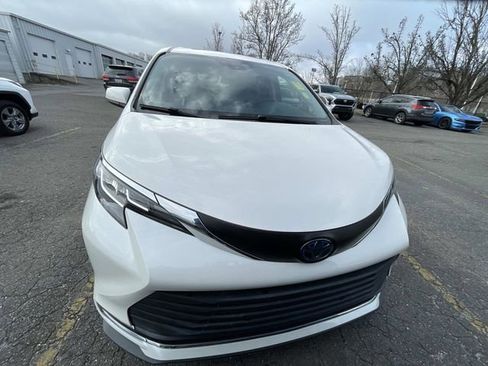 Used 2021 Toyota Sienna XLE w/ XLE Plus Package image 8