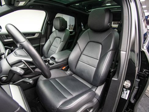 Used 2025 Porsche Cayenne AWD/4WD image 12