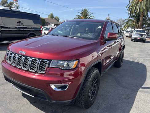 Used 2019 Jeep Grand Cherokee Laredo image 2