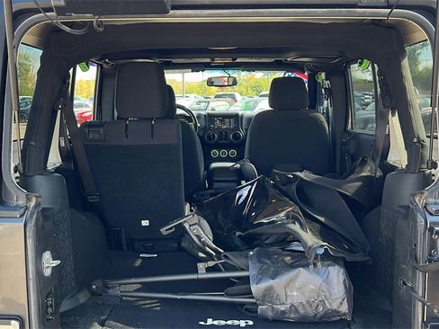 Used 2017 Jeep Wrangler Unlimited Willys image 31