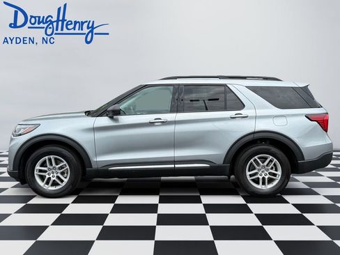 Used 2025 Ford Explorer Active w/ Active Comfort Package RWD image 2
