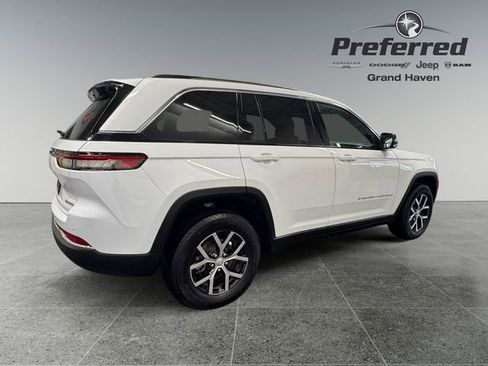 Used 2023 Jeep Grand Cherokee Limited w/ Trailer Tow Prep Group (B) AWD/4WD image 17