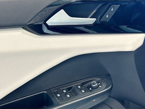 Certified 2025 Volkswagen Taos S AWD/4WD image 19