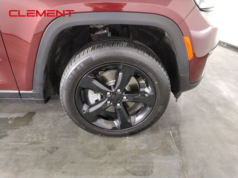 Used 2024 Jeep Grand Cherokee L Limited w/ Black Appearance Package AWD/4WD image 33