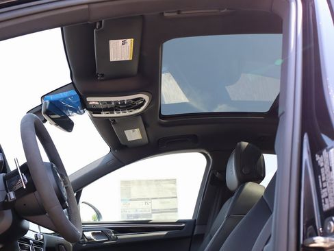 New 2025 Porsche Macan image 36