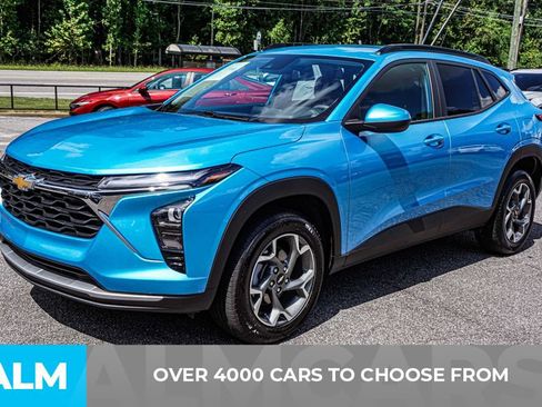 Used 2025 Chevrolet Trax LT FWD image 2