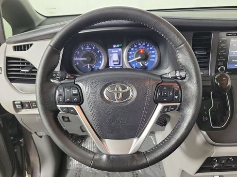 Used 2020 Toyota Sienna XLE Premium FWD image 27