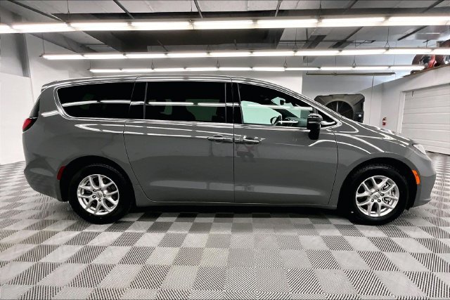 Used 2025 Chrysler Pacifica Select FWD image 15