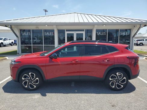 Used 2026 Chevrolet Trax RS w/ Sunroof Package FWD image 2