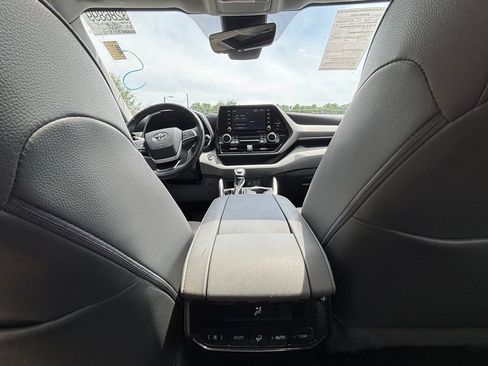 Used 2022 Toyota Highlander XLE FWD image 25