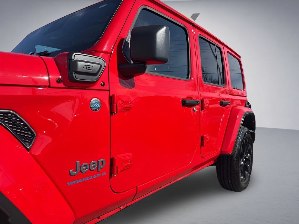 Used 2025 Jeep Wrangler Unlimited Sahara w/ Safety Group AWD/4WD image 35