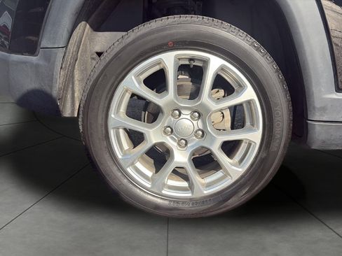 Used 2023 Jeep Compass Latitude AWD/4WD image 11