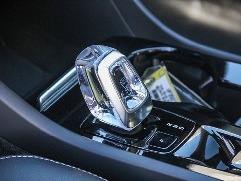 Used 2025 Volvo XC40 B5 Plus image 21