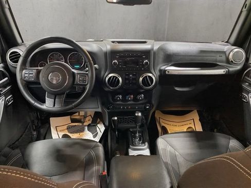 Used 2017 Jeep Wrangler Unlimited Rubicon w/ Connectivity Group AWD/4WD image 3
