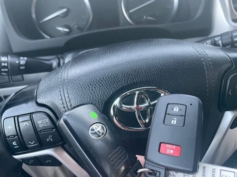 Used 2019 Toyota Highlander Limited image 23