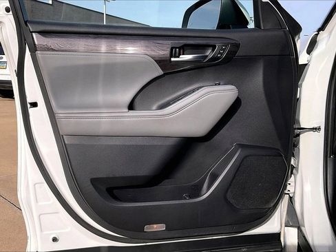 Used 2021 Toyota Highlander Platinum image 23