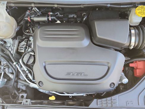 Used 2024 Chrysler Pacifica Pinnacle FWD image 13