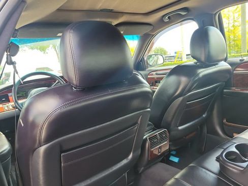Used 2004 Lincoln Town Car Signature RWD image 10