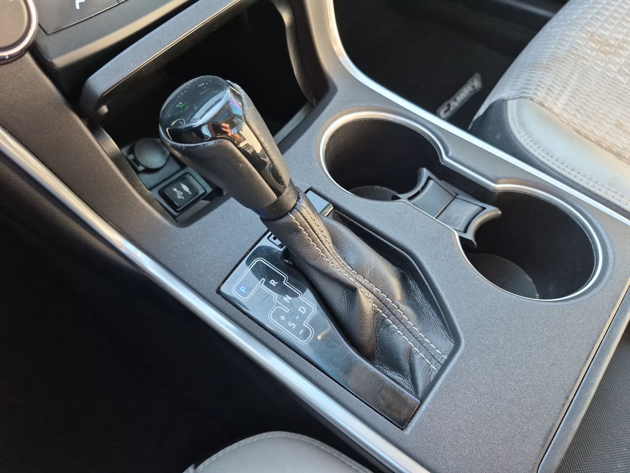 Used 2015 Toyota Camry SE w/ Moonroof Package FWD image 26