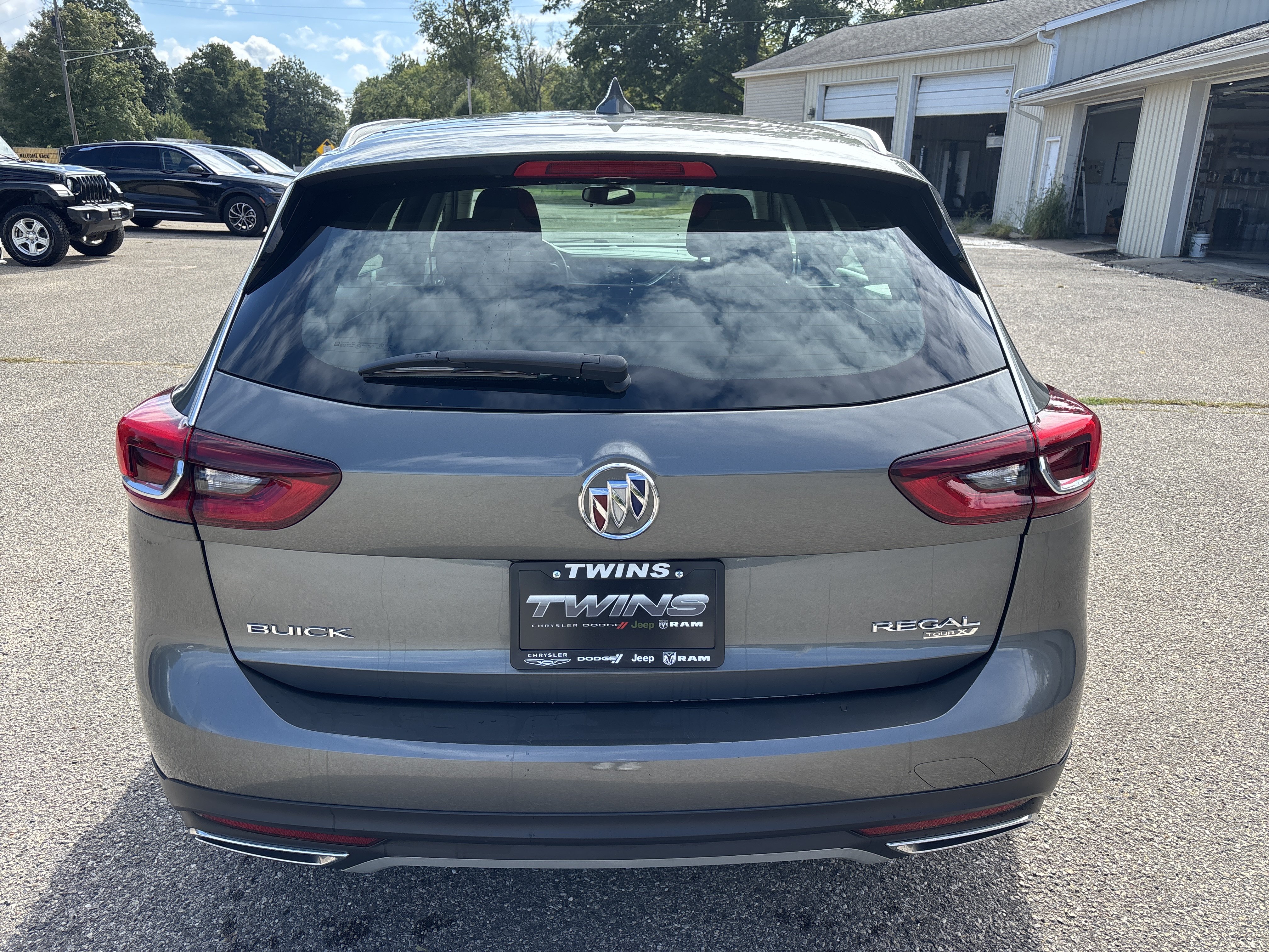 Used 2018 Buick Regal Preferred w/ Sights and Sounds Package AWD/4WD image 4