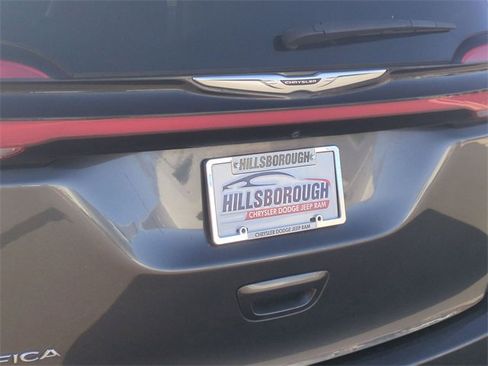 Used 2023 Chrysler Pacifica Touring-L image 22