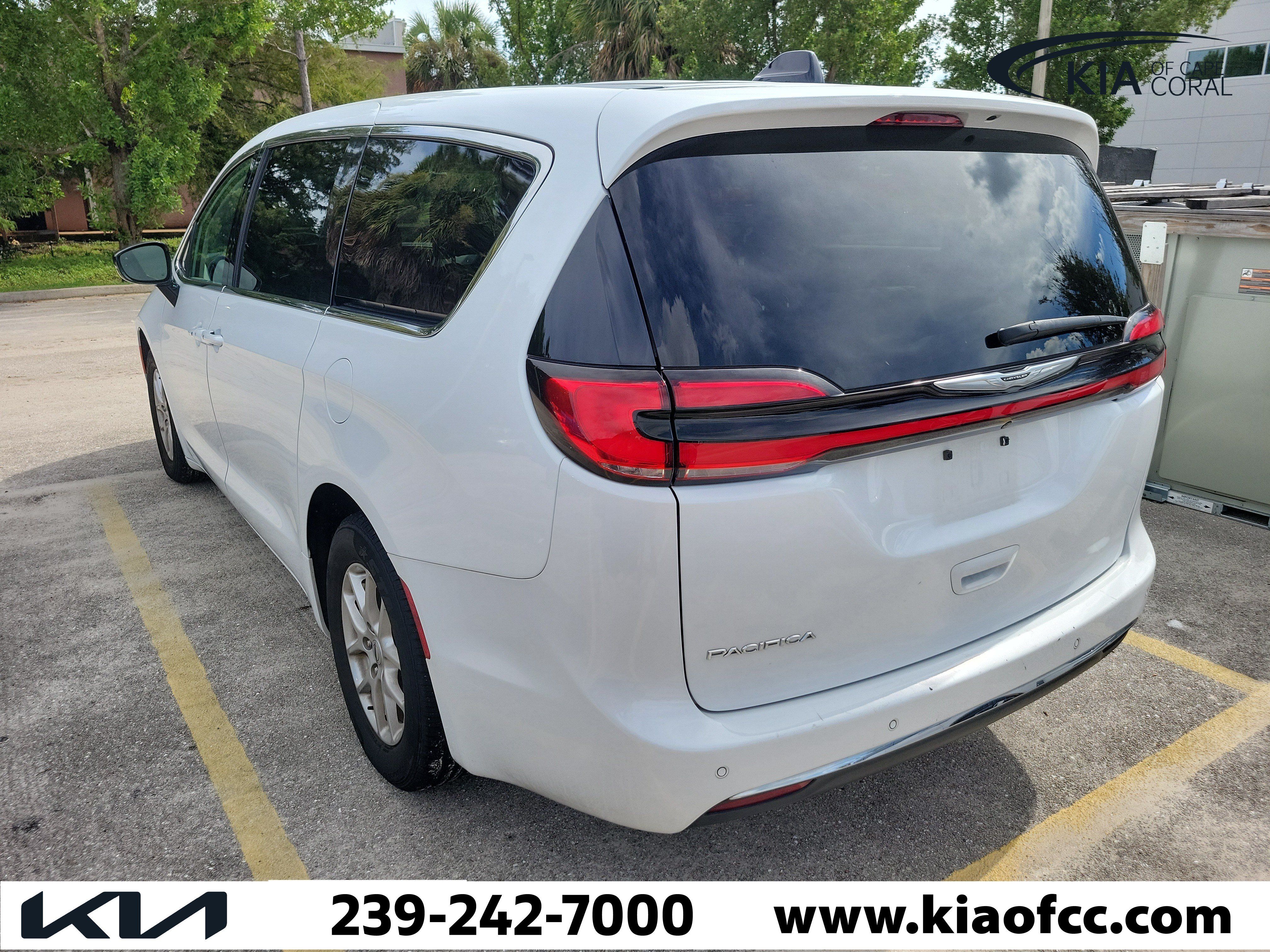 Used 2024 Chrysler Pacifica Touring-L FWD image 5