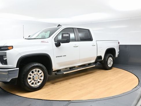 Used 2022 Chevrolet Silverado 2500 LT w/ Convenience Package image 4