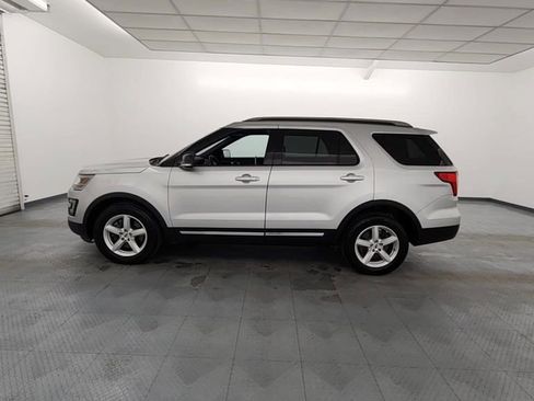 Used 2016 Ford Explorer XLT w/ Equipment Group 202A image 4