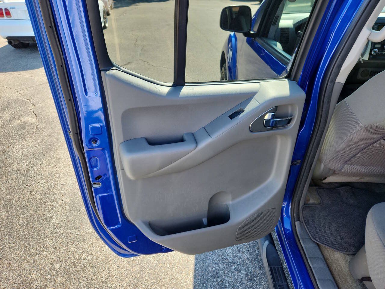 Used 2015 Nissan Frontier SV w/ SV Value Truck Package RWD image 15