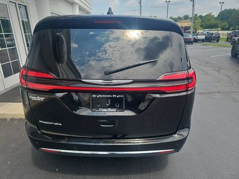 Used 2025 Chrysler Pacifica Select FWD image 5