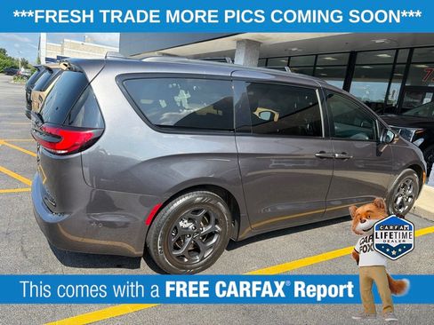 Used 2022 Chrysler Pacifica Limited w/ S Appearance Package FWD image 4