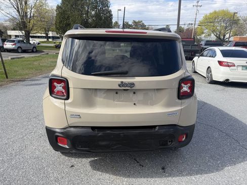 Used 2016 Jeep Renegade Latitude w/ Safety & Security Group FWD image 4