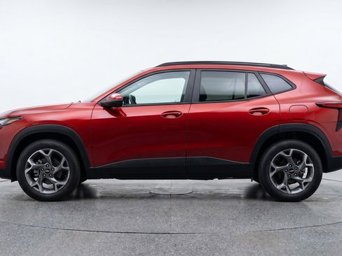 Used 2025 Chevrolet Trax LT FWD image 5