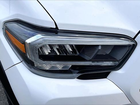 Certified 2021 Toyota Tacoma TRD Off-Road image 27