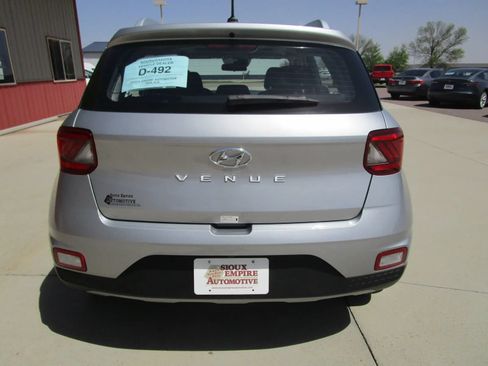 Used 2025 Hyundai Venue SEL FWD image 8