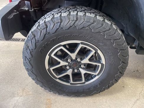 Used 2025 Jeep Wrangler Unlimited Rubicon image 35