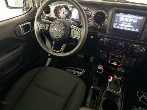 Used 2022 Jeep Wrangler Unlimited Sport AWD/4WD image 32