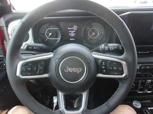 Used 2025 Jeep Wrangler Unlimited Sahara AWD/4WD image 10