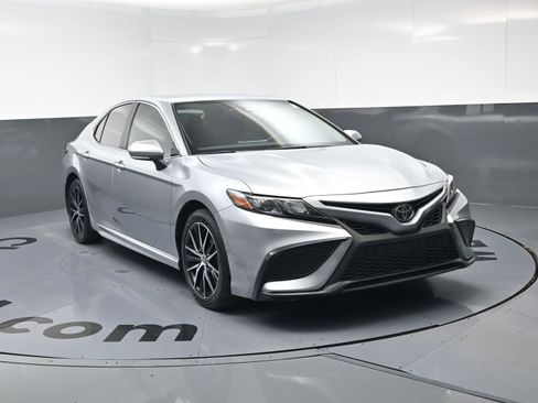 Used 2024 Toyota Camry SE image 3