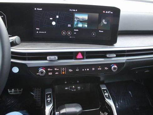 Used 2025 Kia Sorento SX image 4