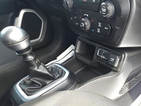 Used 2018 Jeep Renegade Latitude FWD image 18