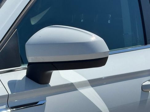 Used 2022 Volkswagen Taos SE FWD image 4