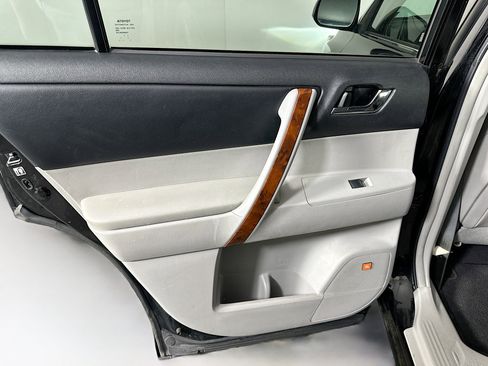 Used 2013 Toyota Highlander Limited image 25