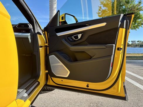 Used 2022 Lamborghini Urus image 24