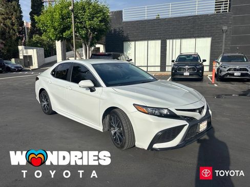 Used 2022 Toyota Camry SE FWD image 1
